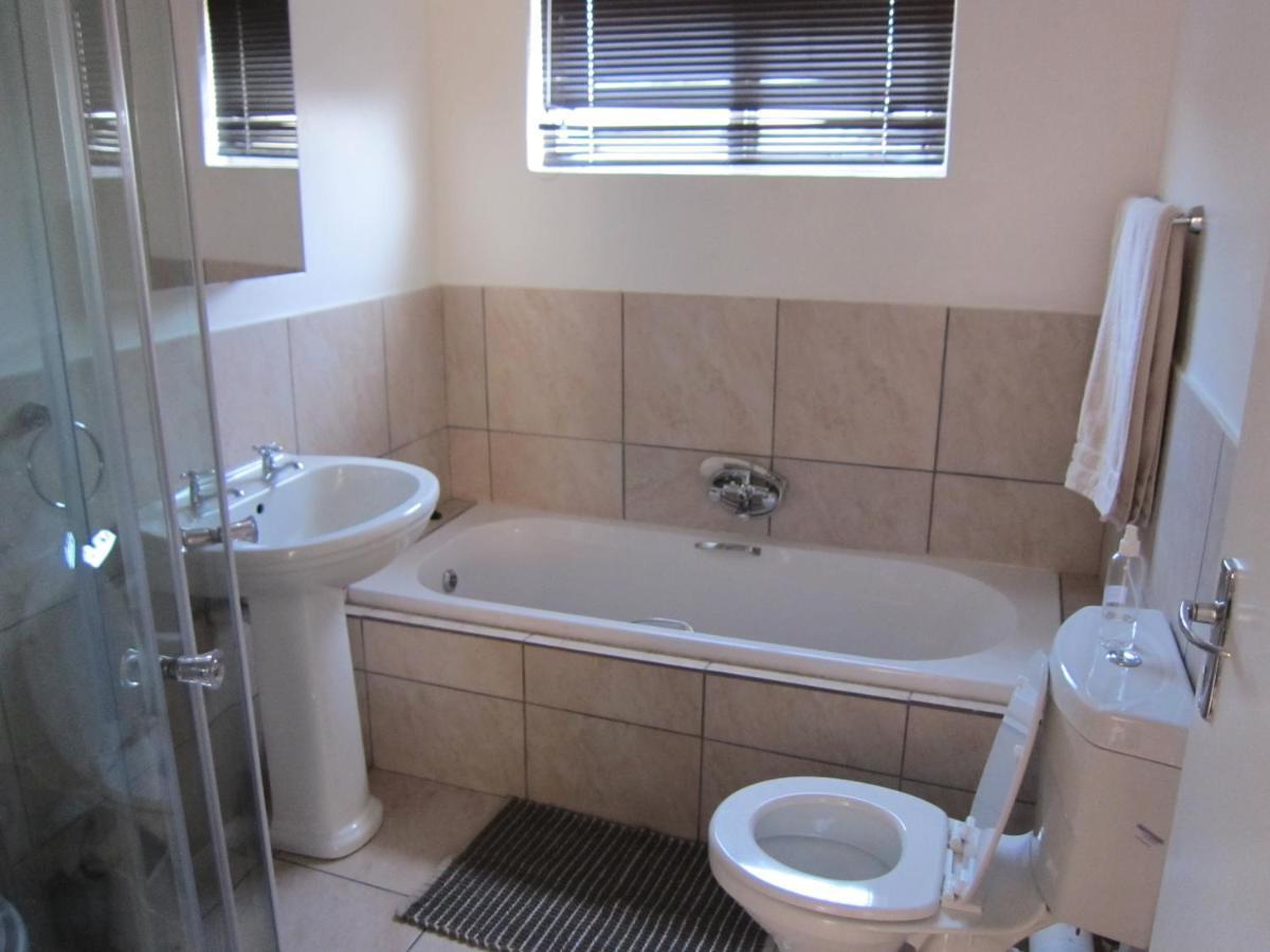 Smithland Guest Apartments Cape Town Беллвілл Екстер'єр фото