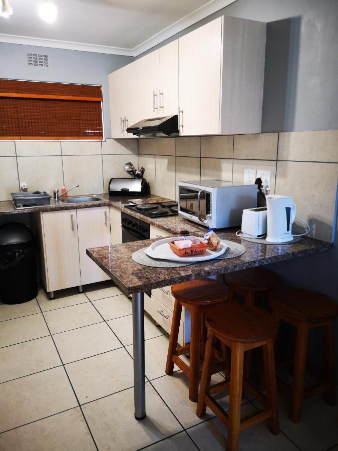 Smithland Guest Apartments Cape Town Беллвілл Екстер'єр фото